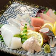 その日に水揚げされた魚介から、料理長が厳選してお刺身に。ご予約でご希望にお答えすることも可能です。