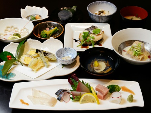 四季折々の寄席料理が堪能できます。