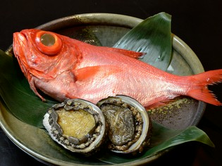 長崎県近海の新鮮な魚介を自ら市場に出向いて厳選