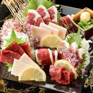 ロッキー山脈からの風を受け、
豊かな自然で育った草原馬肉。
自然放牧馬肉は、日本の貿易商社が
カナダの牧場にて徹底管理し、広大な土地で
育てた自然放牧肥育の短期熟成馬肉です。