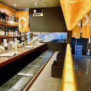 隣同士で二人の距離も縮まるカウンター席。デートシーンを盛り上げるに相応しいお料理も豊富に取り揃えております。また、お一人様のご利用も大歓迎です。