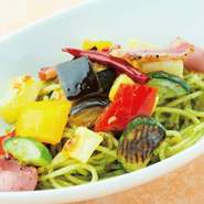 馬肉ベーコンのコクと、たっぷりの夏野菜を用いて作った創作パスタです。
夏定番のバジルの爽やかさでさっぱりとぞうぞ。