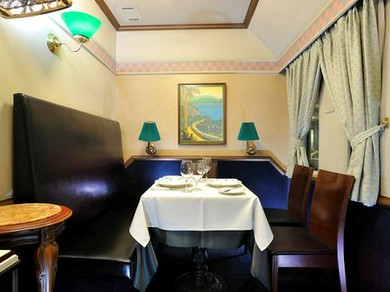 平日1組様限定　最大5名様まで、車両内でのお食事が可能です。