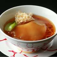 フカヒレや燕の巣など、美肌効果が期待できる食材を使ったメニューも豊富です。コラーゲンたっぷりの『ふかひれ姿の煮込み』は、女子会メニューの主役におすすめです。


