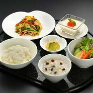 週替わりお肉料理（8・9月）22~26日【ピーマンと加美ポークの細切り炒め】29~9/2日【鶏と野菜の醤油炒め】5~9日【仙台牛筋と大根のピリ辛煮込み】12~16日【豚バラと茄子の甘辛味噌炒め ご飯、スープ、搾菜、デザート