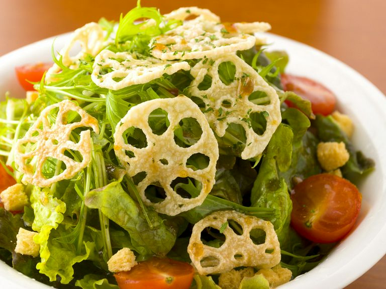 ぱりぱりレンコンの食感が楽しい彩りサラダ