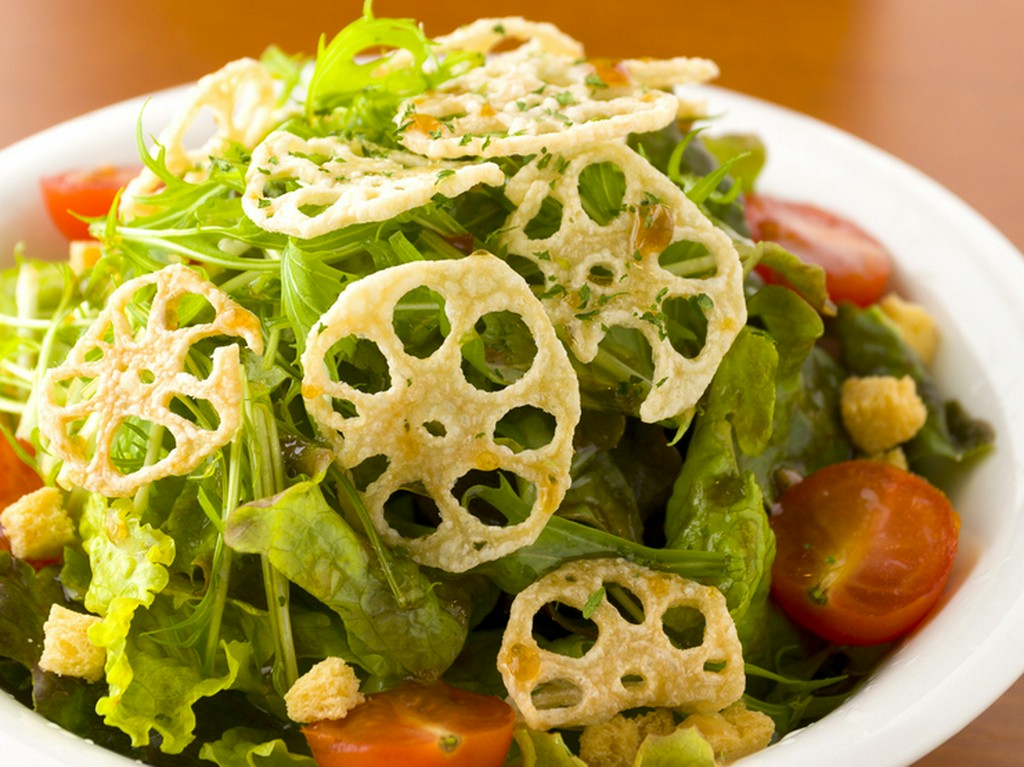 ぱりぱりレンコンの食感が楽しい彩りサラダ
