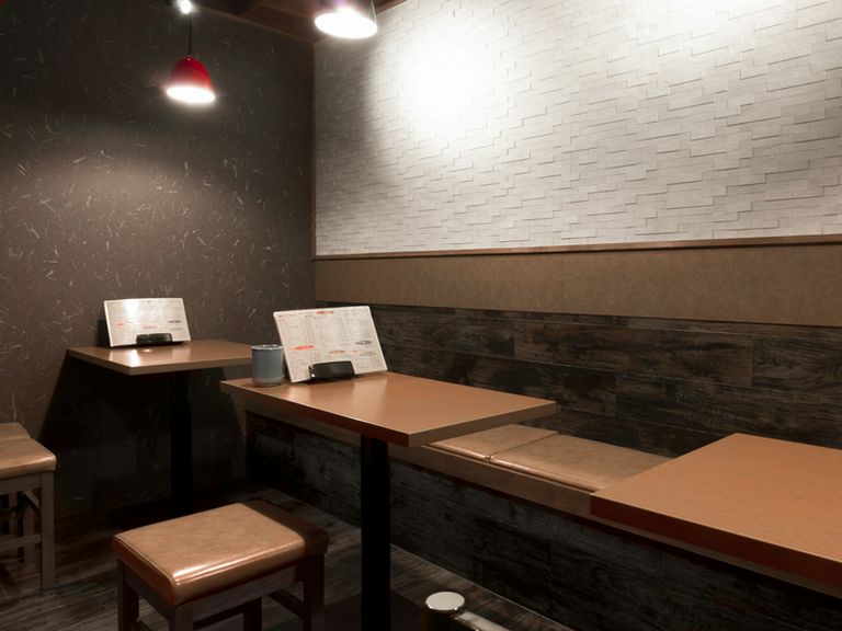 奥のテーブル席は予約がおススメ