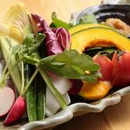 鶏肉と共に味わいたいヘルシーな野菜メニュー。サラダはもちろん、『バーニャカウダ』や「蒸し野菜」など、さまざまな調理法でアレンジしています。ドレッシングやソースも、メニューに合わせたオリジナルレシピ。