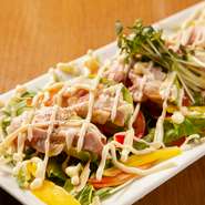 比内地鶏のコンフィを使用。トマトとアボカドの最強タッグとご一緒にどうぞ