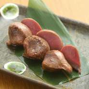 放し飼いで直接砂をつつく比内地鶏ならではの
食べごたえです。