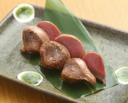 放し飼いで直接砂をつつく比内地鶏ならではの
食べごたえです。