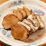 クリームチーズといぶりがっこはよく聞くけれど、ブルーチーズとも相性◎です