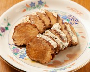 クリームチーズといぶりがっこはよく聞くけれど、ブルーチーズとも相性◎です