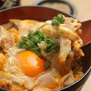 秋田から直送の比内地鶏の親子丼です。〆に人気！