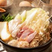 8時間以上かけて煮込んだ白湯スープは、濃厚で旨みがギュッと詰まってます。お鍋のお肉も、つくね・もも・むねの3種類。比内地鶏尽くしのお鍋です！