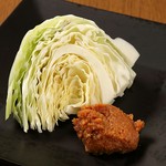 自家製の比内地鶏の肉みそで食べればしんぷるなキャベツもちょっと贅沢な逸品に
