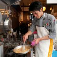 都内イタリア料理店から本場イタリアへ渡り、修業を重ねた料理人がつくるこだわりの料理の数々。北海道産の食材の旨味を最大限に引き出して提供してくれるので、居心地の良い空間で美味しい食事が楽しめます。