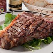 ボリュームのあるTボーンステーキ肉は北海道豊西牛。直送で仕入れ提供。赤身の旨味がたまらない逸品です。