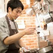 お客様との出会いは一期一会。その時々で仕入れることができる食材を厳選して使用。お客様の喜ぶ顔を思い描いて一皿一皿に情熱と愛情を注ぎ丁寧に料理を仕上げています。賑やかで楽しいひとときをお過ごしください。