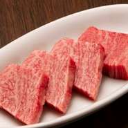 リブ芯の周りの厚切り肉、濃厚な旨味が特徴