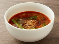 しっかりとコシのある麺と長時間かけて旨味を凝縮したスープが自慢です。