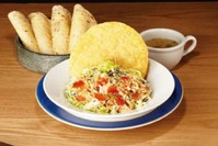 レタスと2種類のキャベツ・チーズ・チキン・ピリ辛なサルサをかけました。