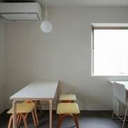 2022年に改装された店内はこじんまりとしてはいながらも座席はゆったりと配置され、周囲が気にならないよう配慮されています。