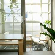 リラックスできる空間や手づくりパンケーキにほっこり和みます。「日常の中の一つの場所になりたい」とオーナー・門崎さんの言葉通り、学校や仕事帰りに立ち寄るリピーターが多いのも特徴です。