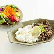 開店当初からある隠れた看板メニュー。
たっぷり牛肉と玉ねぎの甘みに、サワークリームと隠し味のお醤油で、おいしくライトに仕上げました。