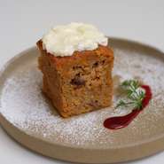 力強く瑞々しい新鮮な人参をぎゅうぎゅう詰め込み、香ばしい胡桃とレーズンを混ぜ、スパイスをきかせて、しっとりと焼き上げました。
チーズクリームのフロスティングが爽やかさをプラス。