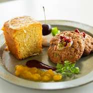 本日のスイーツの中から、お好みの2種をお選びください。
季節のフルーツやソース、ホイップクリームと合わせて盛り付け致します。