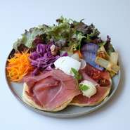 食事系パンケーキ。生ハムのほどよい塩味とクリームチーズのマイルドさが、パンケーキと絶妙に合います。