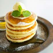 開店当初からある看板メニューの１つ
自家製バター、ハチミツ、レモン、とってもシンプルなのに思わず驚く美味しさ
爽やかなレモンカードを添えて、uzna omomのパンケーキ生地のおいしさを最も感じられる一皿