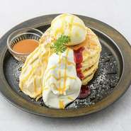 手づくりのキャラメルを使ったクリームがほろ苦くて大人の味わいです。ラズベリージャムがアクセントに。