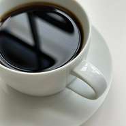 コーヒーはandoh coffeeの豆を使用。
吉祥寺にある個性豊かな自家焙煎のコーヒー豆。
uzna omomのために特別にブレンドしてもらいました。
オーダーを頂いてから豆を挽き、
１杯ずつハンドドリップでお淹れします。