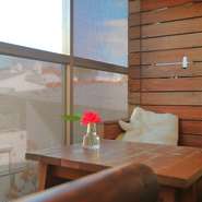 小さなお店なので、お客様同士の圧迫感がないよう、視線がぶつからないよう考え、座席を配置しています。何よりもお客様との距離感を大事にし、コミュニケーションもお客様が求める対応を心がけています。