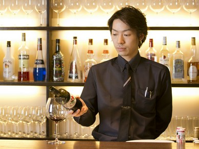 リーズナブルで美味しいワイン。ソムリエもいるスタッフに相談を