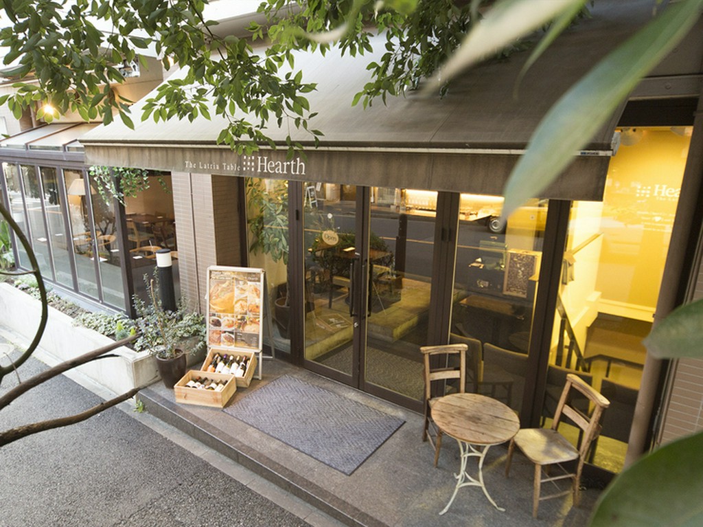 ガラス張りで明るい店内、カジュアルすぎない洒落たインテリア