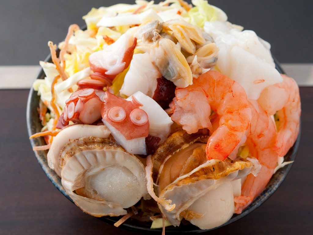 これぞ『海鮮もんじゃ』の真骨頂、大きい具材が存在感を放ちます