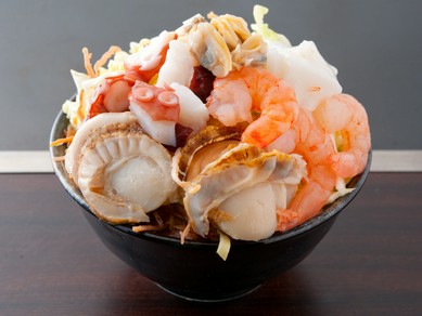 大きな具材でボリューム満点『海鮮もへじスペシャル』