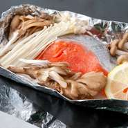 3種類のきのこと北海道産の鮭を使用。脂のりがとても良い鮭と、きのこから染み出てくる旨みが重なる絶品メニュー。鮭本来の美味しさを存分に満喫でき、レモンをかければさっぱりとした味わいになります。