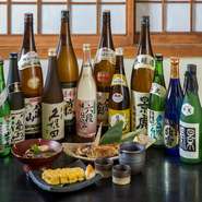 『久保田』や『八海山』、『吉乃川』をはじめ、越後ならではの地酒がずらり。月替わりの銘酒を加えた17種類が楽しめます。おそば屋さんの肴と相性抜群のひと品をぜひ選んでみて。