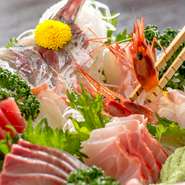 総料理長自らが毎朝市場に足を運んで、その目利きで選りすぐった日本海の魚介を直送。旬の素材が6種盛り合わせで味わえます。