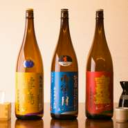 冷酒で飲むなら辛口が一番、というオーナシェフのこだわりから、全国の様々な銘柄のキレがあるお酒が揃っています。地元の酒蔵数か所からの仕入れもあり、中でも『宝剣』は日本酒好きにはたまらない逸品です。