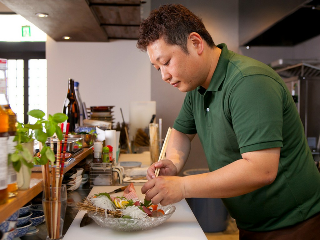 厳選素材を使った料理をつくってくれるオーナーシェフ