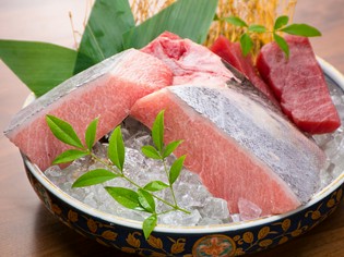 マグロ専門の卸問屋から仕入れる『本マグロの大トロと赤身』