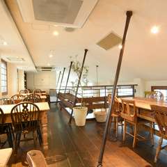 木のぬくもりや自然の光が感じられる、ナチュラル空間