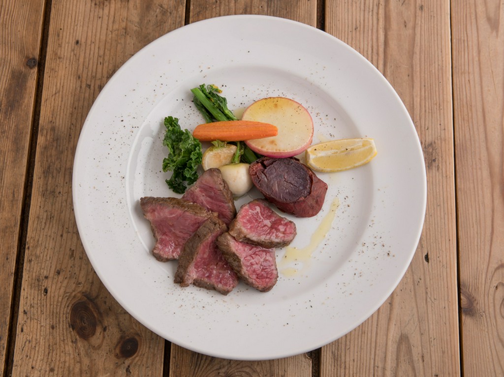 肉そのものの旨みが堪能できる『牛のトスカーナ風タリアータ』