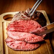 自家製ローストビーフが話題の肉バルmotto。
事前のご予約でご希望のサイズの塊肉をご用意致します。
豪快な塊肉を目の前で切り分ければ、インパクト絶大！
骨付き肉の王様！Tボーンステーキもおススメです！